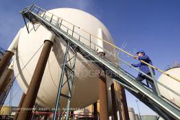 Image du Maroc Professionnelle de  Un ouvrier monte les escaliers d'une cuve de stockage du Gaz à la plus importante raffinerie du Maroc la SAMIR, située à Mohammedia à 30 Km au Nord de Casablanca, le 12 Octobre 2002. (Photo / Abdeljalil Bounhar)

 